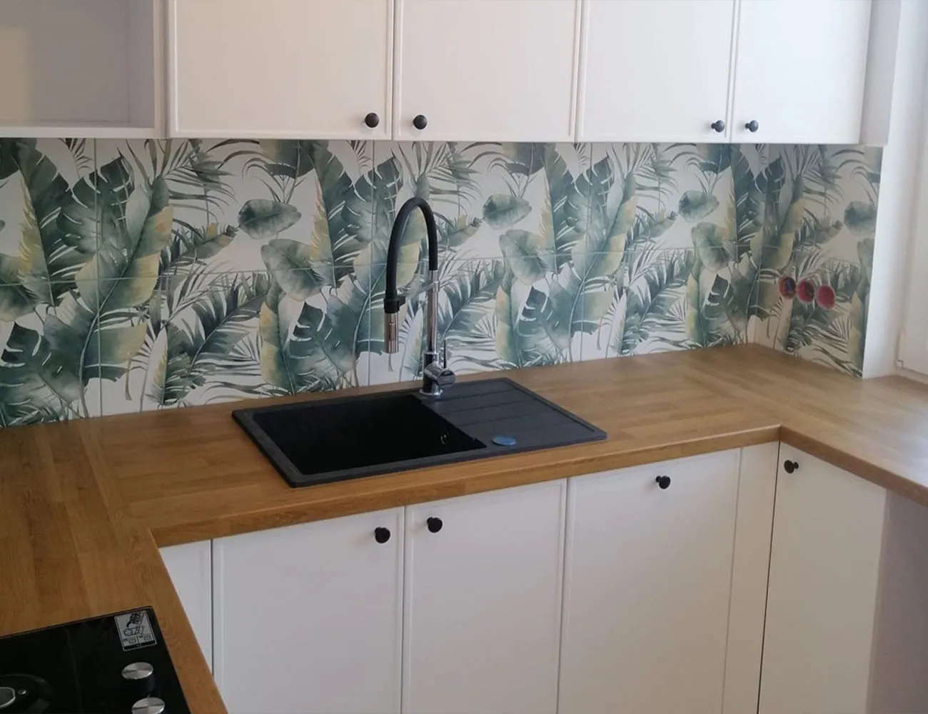 Realizacja: Motywy botaniczne biel skontrastowana monstera