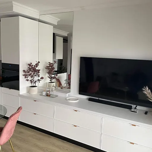 Realizacja: Szafka RTV z wysokim lustrem zabudowa salonu Włocławek