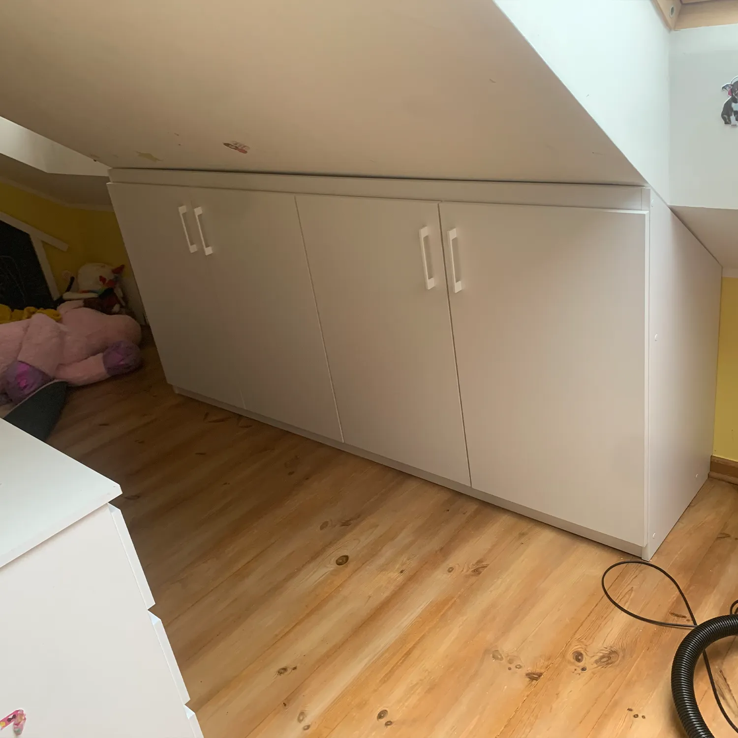 Realizacja: Niskie szafki pod skosem meble na poddaszu