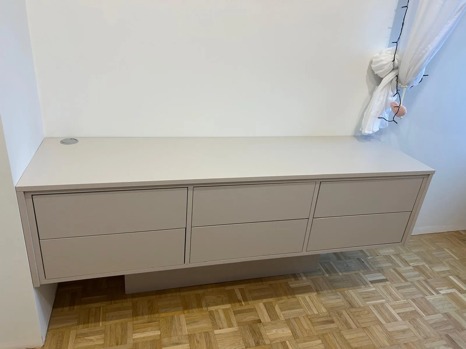 Realizacja: Minimalistyczna komoda w odcieniu kaszmiru