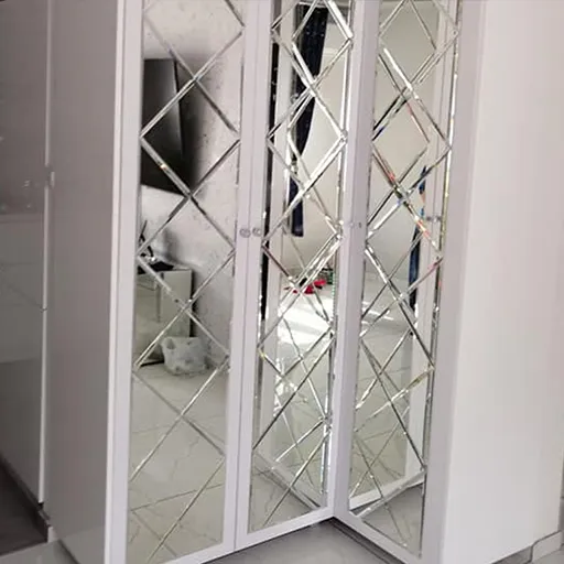 Realizacja: Luksusowa szafa z fazowanym lustrem