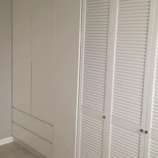 Realizacja: Szafa garderobiana drzwi ażurowe shutters