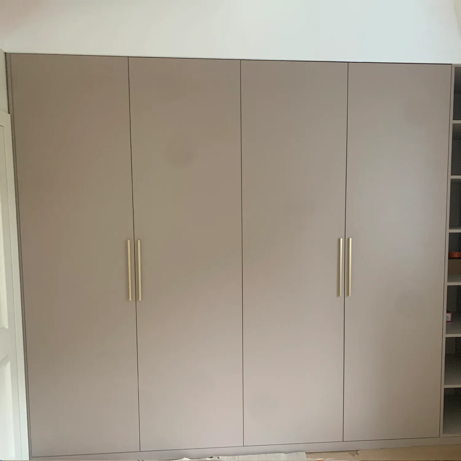 Realizacja: Elegancka szafa w kolorze kaszmiru ze złotymi relingami