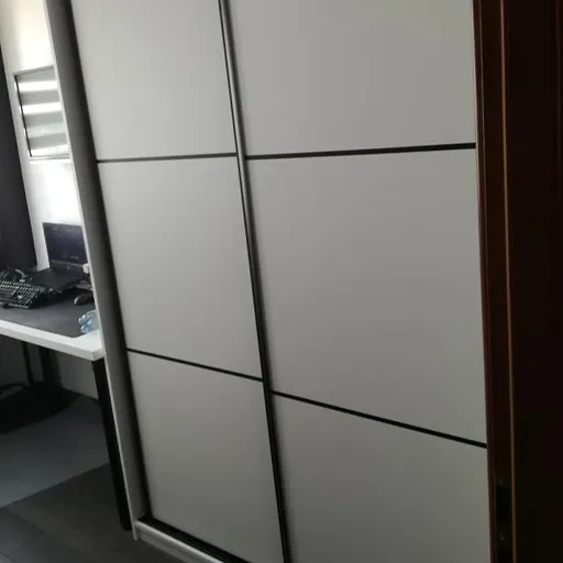 Realizacja: Nowoczesna szafa przesuwna biel ze szprosami czarnymi