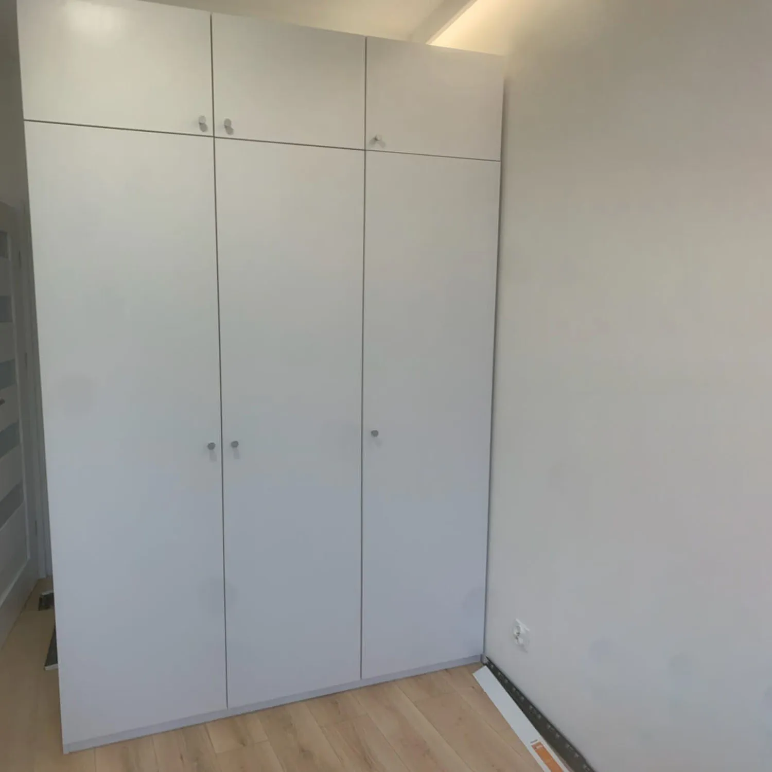Realizacja: Pełna zabudowa szafa pod sufit biały mat
